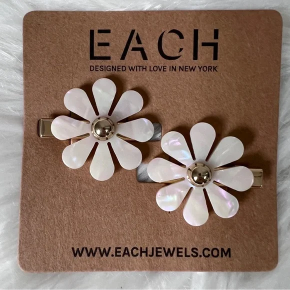 Each Daisy Hair Barrettes Floral Accessory - Picture 5 of 5